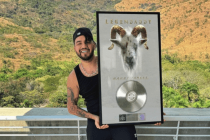Reggi El Auténtico recibe Disco platino por su trabajo con el Big Boss